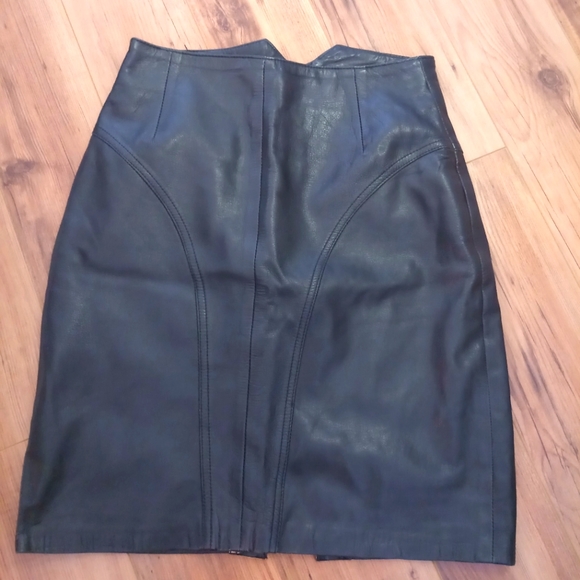 Black leather skirt - Picture 1 of 7